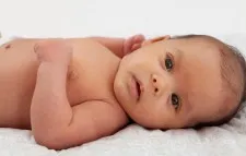 La prévention de la tête plate chez les bébés qui dorment sur le dos